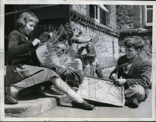 1959 Press Photo Kent, England M osborne ,P Egan, N Glover,J Pain making baskets - Historic Images