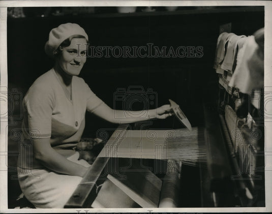 1933 Mrs. Maureen Orcutt Weaving At The Women's Exchange  - Historic Images