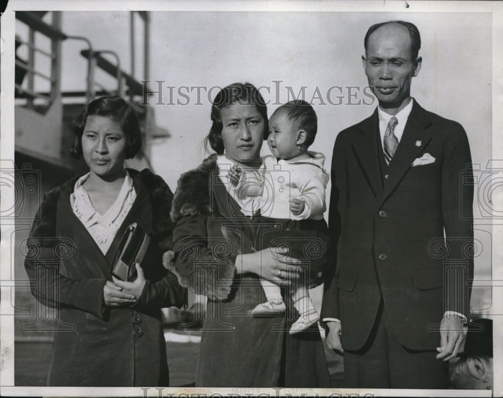 1934 Winner of $800,000 Lottery Luis Muy Gum and His Family-Historic Images