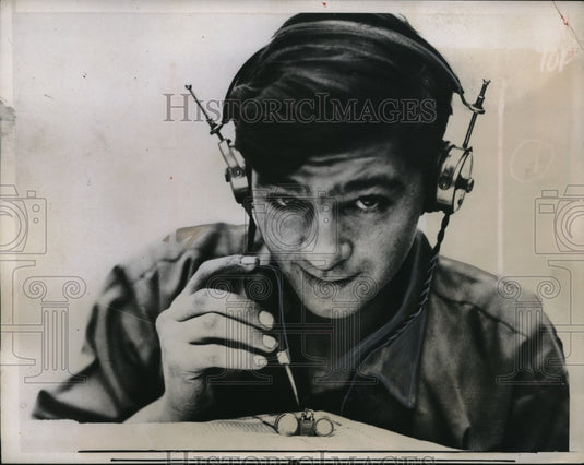 1934 Press Photo Alfred Hinch Constructs World's Smallest Radio Set - Historic Images