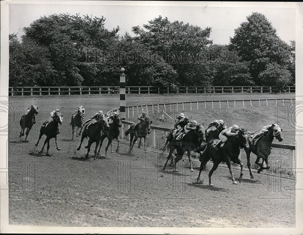 1938 Final Turn into the stretch in first race at Empire City Track-Historic Images