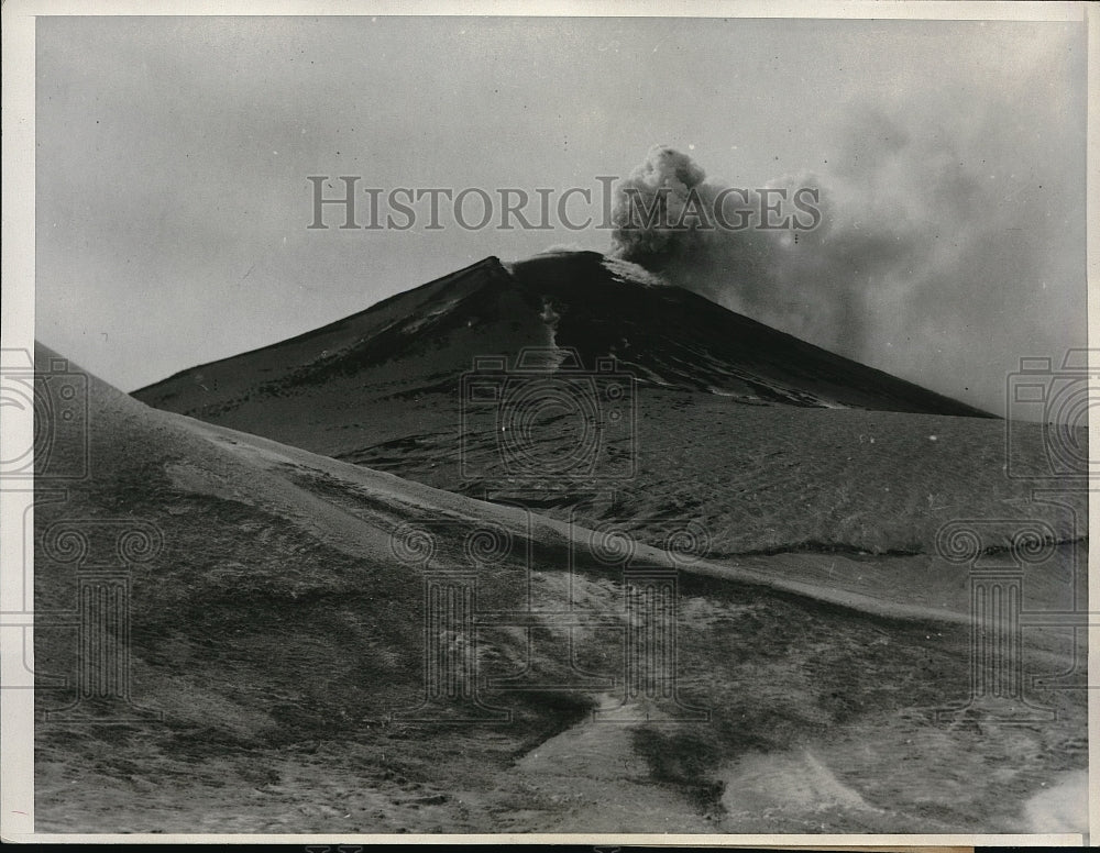 1933 Press Photo Mt Shishaldin active volcano on Unimak Island off Alaska - Historic Images