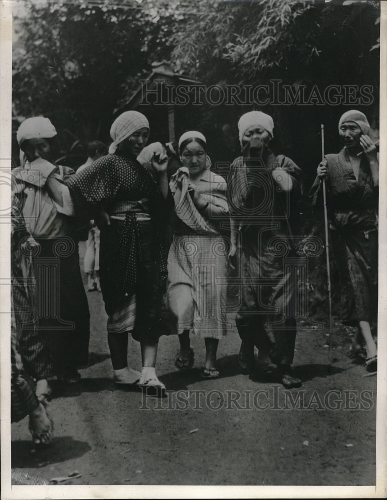 1940 Press Photo Refugees on the Island of Miyake flee from Volcanic Eruption - Historic Images