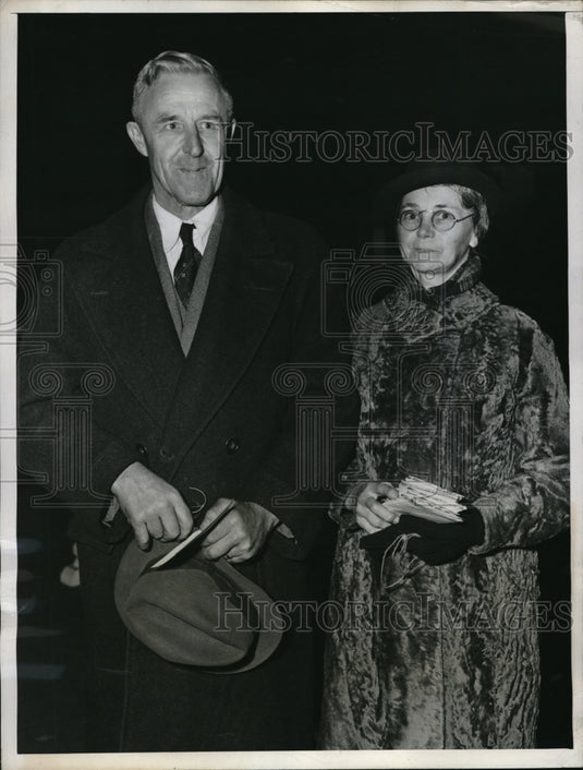 1943 Mr. and Mrs. Arthur S. Olson, Missionaries, Siezed by Japanese - Historic Images