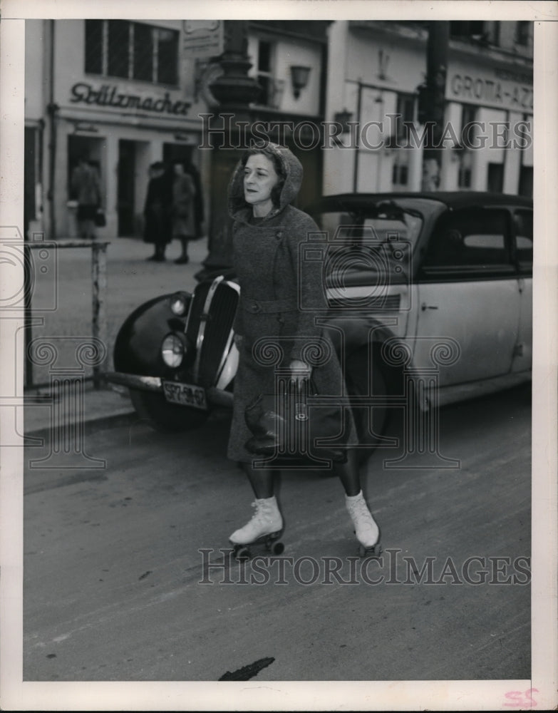 Press Photo Charlotte Oelschlegel roller skating - neb38574- Historic Images