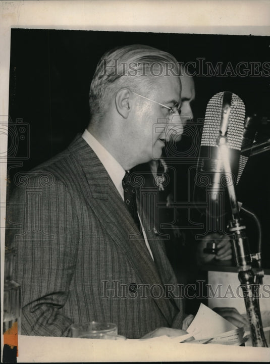 1940 Press Photo A man at a radio microphone making a speech - neb38631 - Historic Images