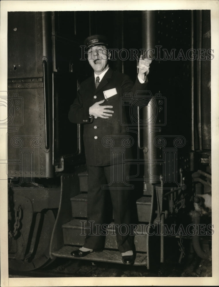 1938 Press Photo Nat Metzger Pullman car Conductor make his debut as singer-Historic Images