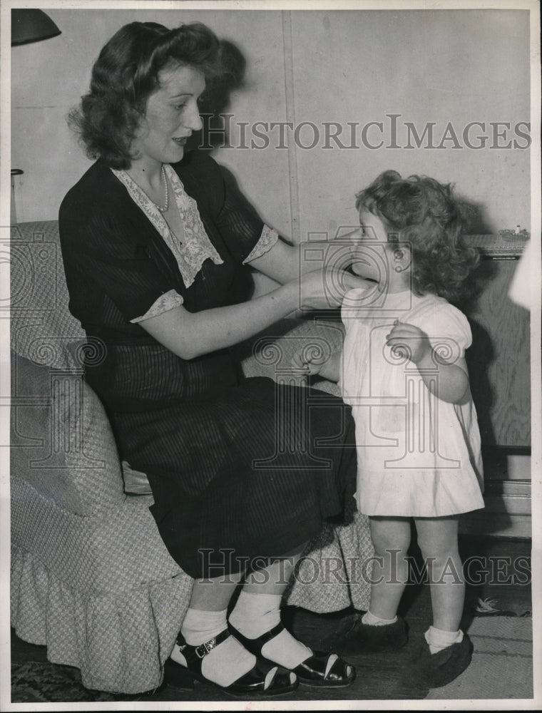 1947 Press Photo Mrs Morris Gordon with her daughter Susan - neb38801-Historic Images