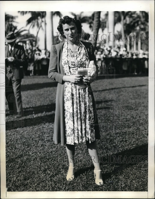 1941 Press Photo Ms. Genevieve Travers at Hialeah Race Track Florida - neb38807 - Historic Images