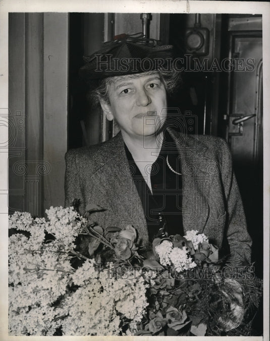 1943 Press Photo Mrs Alexander Rhonson named Mother of the Year 1943 - neb38850 - Historic Images
