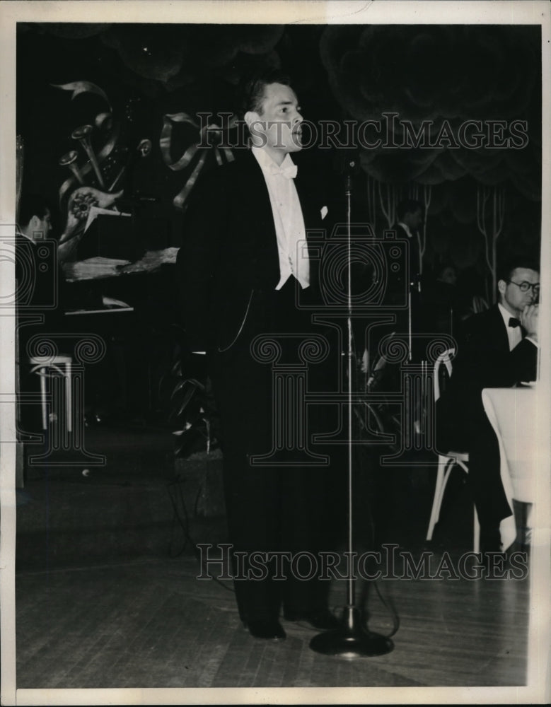 1938 Press Photo Webb Tilton amateur singing contest at NYC Carlton Hotel - Historic Images