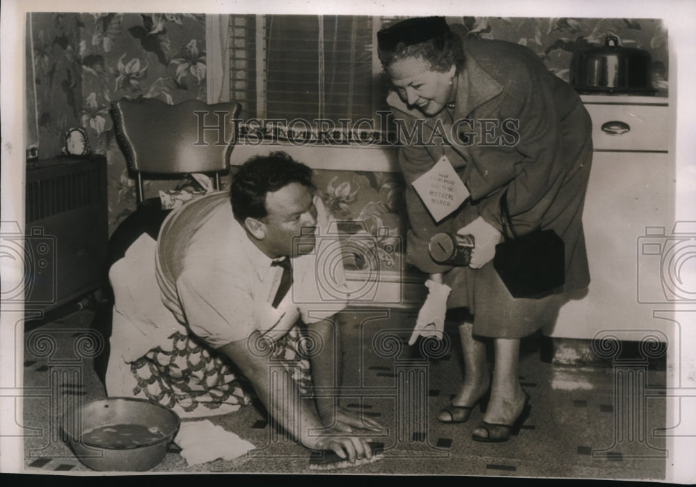 1956 Press Photo Rep.T.James Tumulty scrubs the floor of Mrs.Andrew Ford - Historic Images