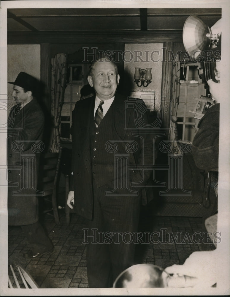 1939 Press Photo Judge Thomas on arrival at a courthouse for a trial - neb39040 - Historic Images