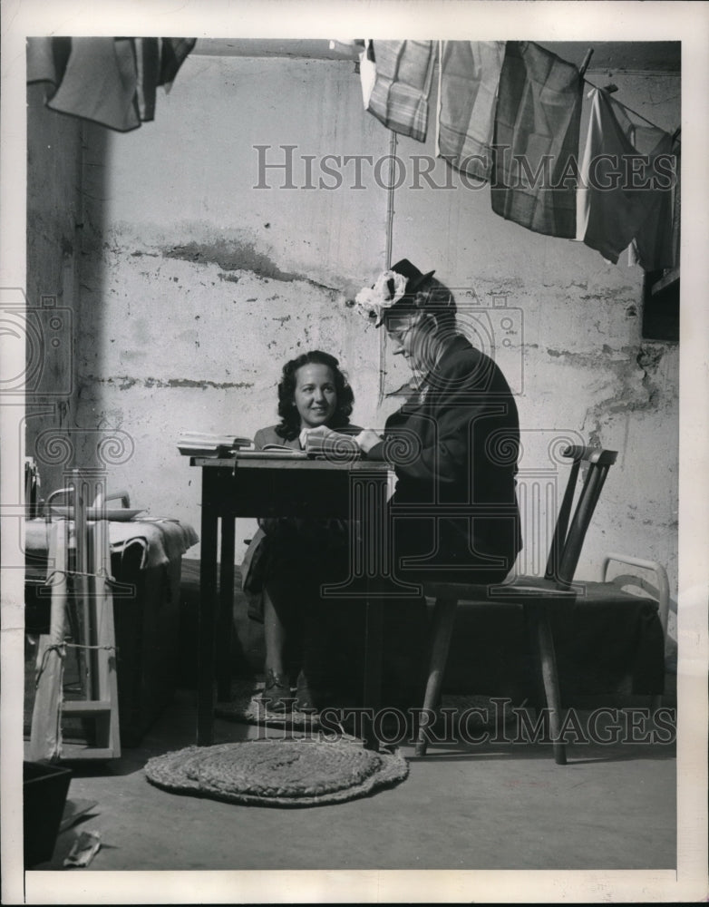 1948 Press Photo Mrs Louis Thurstone wife of Chicago Professor at Frankfurt U - Historic Images