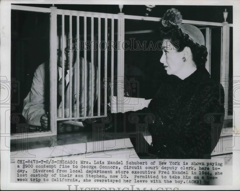 1950 Press Photo Mrs Lois Mandel Schubert pays contempt of court fine in Chicago - Historic Images