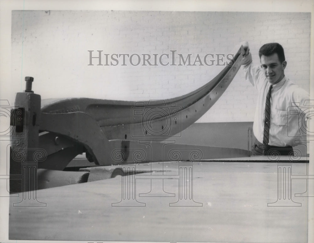 1961 Press Photo Giant cutter used to create corrugated shipping boxes - Historic Images