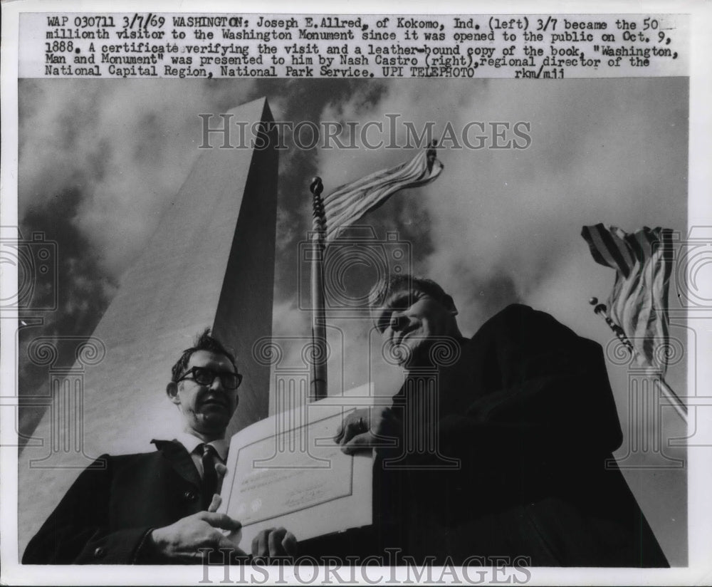 1969 Press Photo Joseph Allred 50 millionth visitor at Washington Monument - Historic Images
