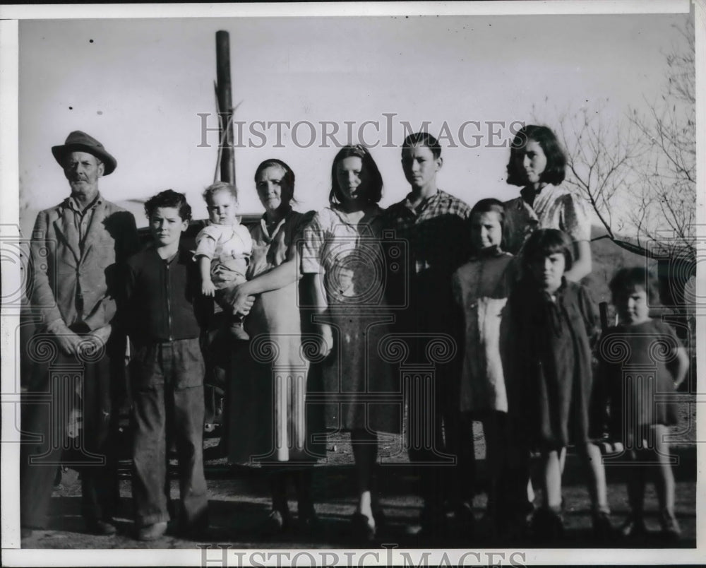 1940 Mr & Mrs Henry Hobbs & their 10 children in Beverly Hills CA - Historic Images