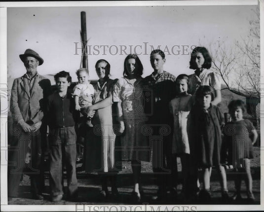 1940 Mr & Mrs Henry Hobbs & their 10 children in Beverly Hills CA - Historic Images