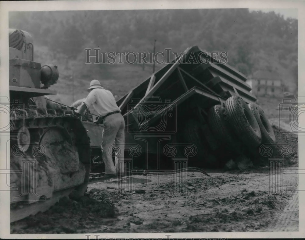 1935 Press Photo Piedmont Dam Site 50 Ton Trailer Caved in Soft Bank of Creek - Historic Images