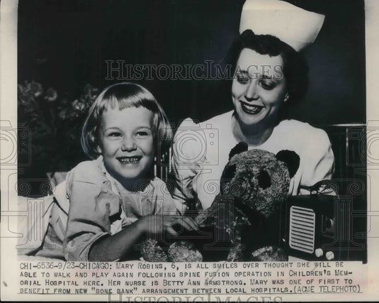 1949 Press Photo Mary Robins & nurse at Chicago's Children's Hospital - Historic Images