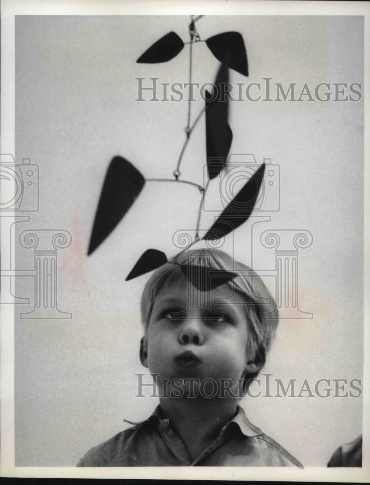 1967 Press Photo Alexander Calder Art Exhibit of Mobiles at Guggenheim Museum- Historic Images