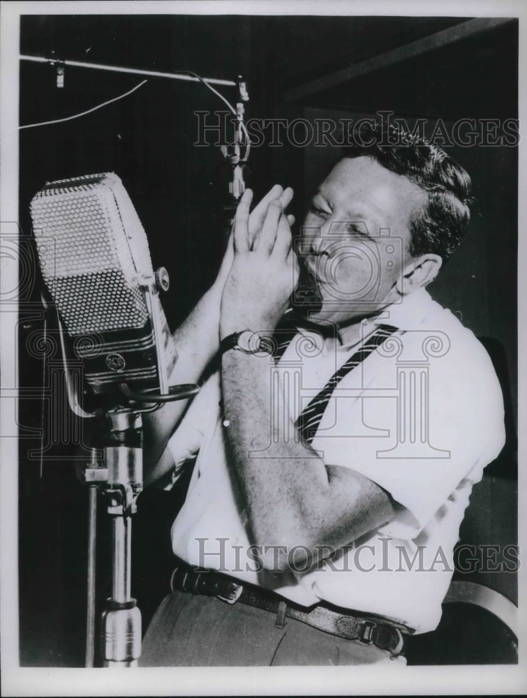 1961 Press Photo Musician Eddie Manson performs in front of microphone - Historic Images