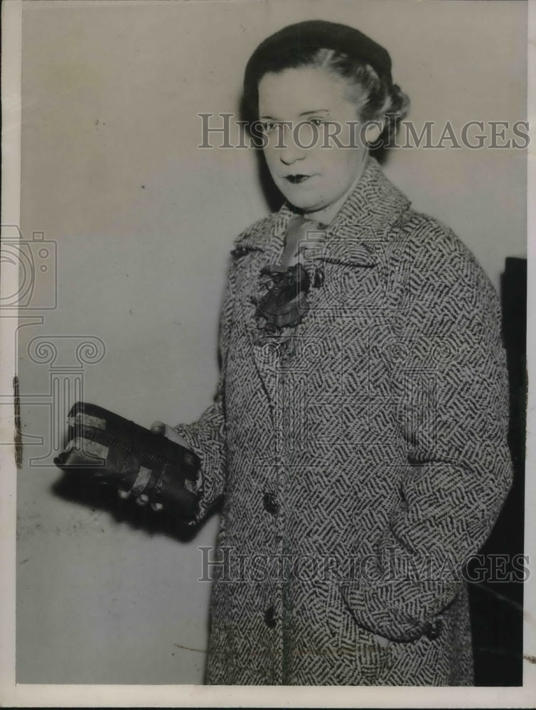 1936 Viola Miller clerk at Kansas City Mo court for extortion case-Historic Images