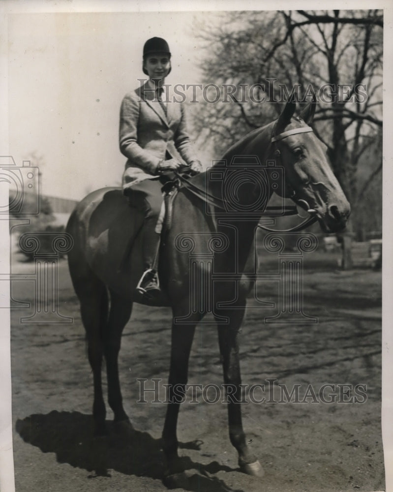 1940 Press Photo Nancy Martin at 4th Annual Horse Show in NYC - neb39320-Historic Images