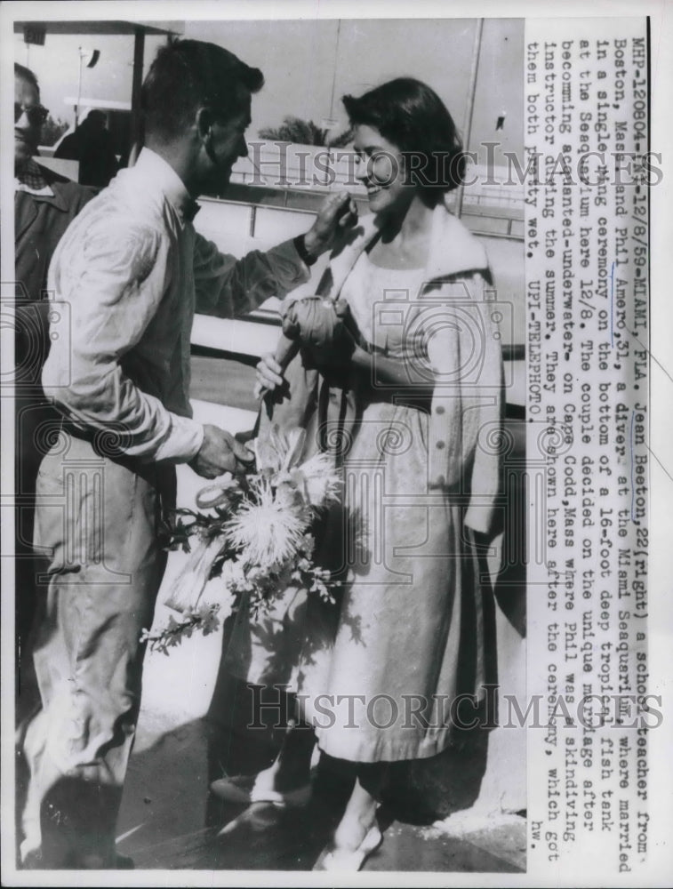 1959 Press Photo Jean Beeton and Phil Anero married in tropical fish Tank - Historic Images