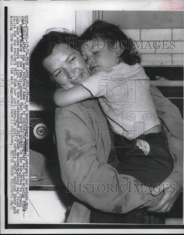 1956 Press Photo Nancy Bobula embrace her mother afted missing for two days-Historic Images