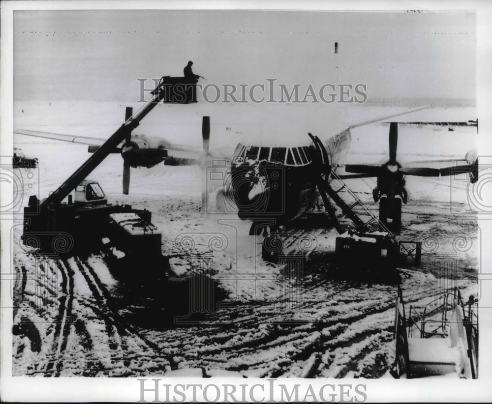 1968 Press Photo British Vanguard plane cleared of ice at London airport - Historic Images