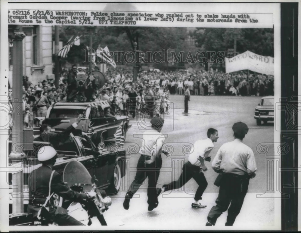 1963 Press Photo Police chase spectator away from astronaut Gordon Cooper in DC - Historic Images