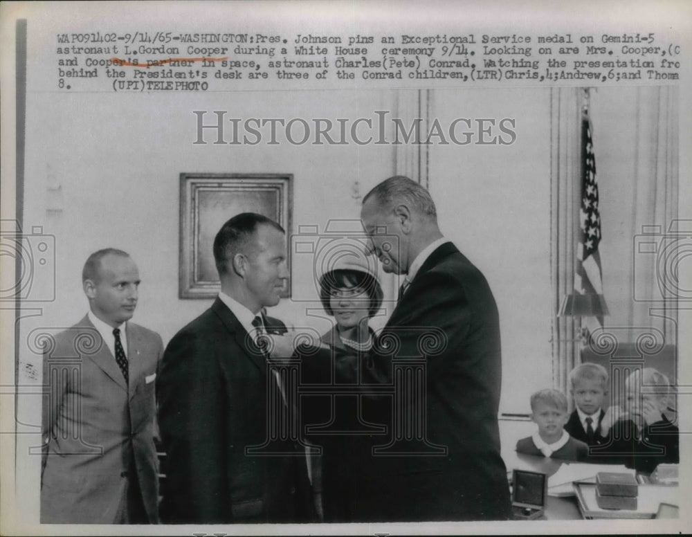 1965 Press Photo Pres.Johnson pins exceptional service medal to L.Gordon Cooper - Historic Images