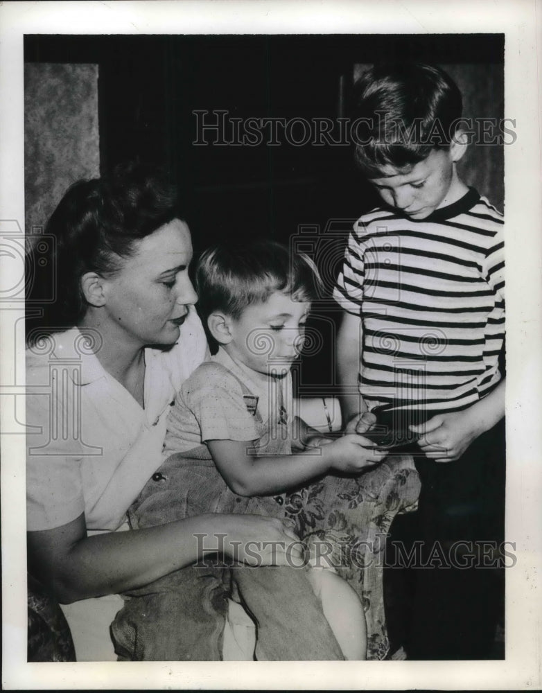 1944 Press Photo Mrs.tweed and sons examineda wooden Japanse Plate - neb39753-Historic Images