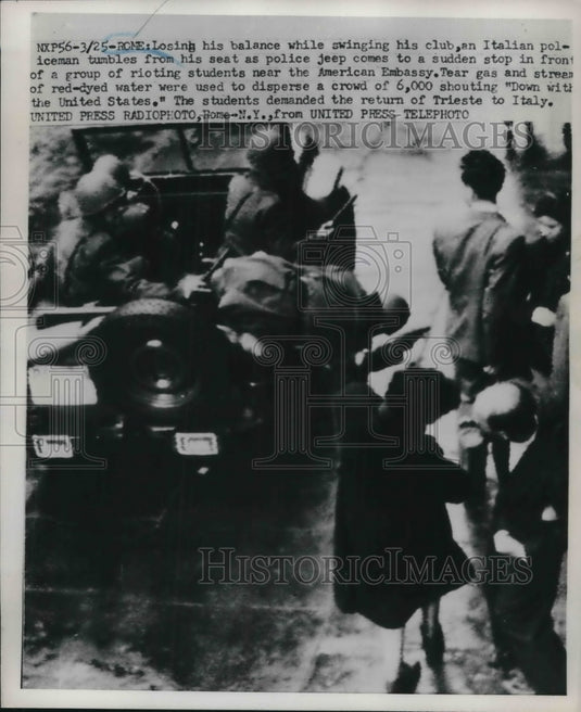 1952 Press Photo Italian policeman falls out of jeep as it comes to sudden stop - Historic Images