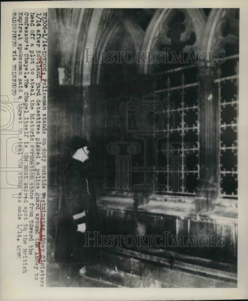 1949 Press Photo Policeman on duty outside Westminster Abbey in London-Historic Images