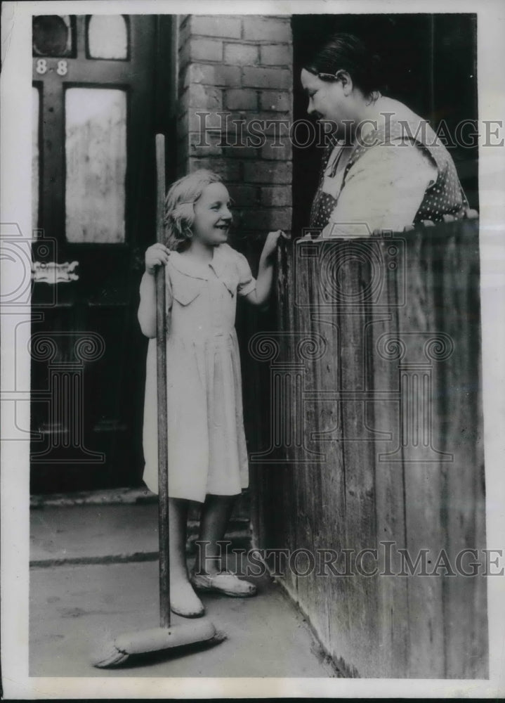 1939 Press Photo London street sweeper Dolly Broom helps clean streets-Historic Images