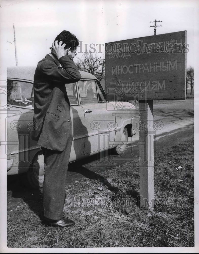 1953 Press Photo Bad Elsen Germany motorist cant read sign in Russian- Historic Images