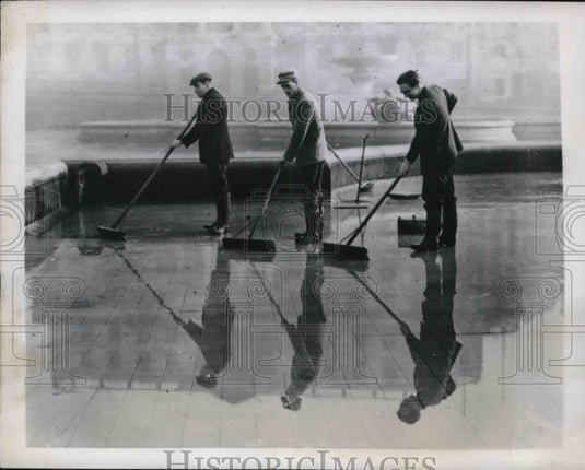1949 Press Photo Fountains in London's Trafalgar Square being cleaned - Historic Images