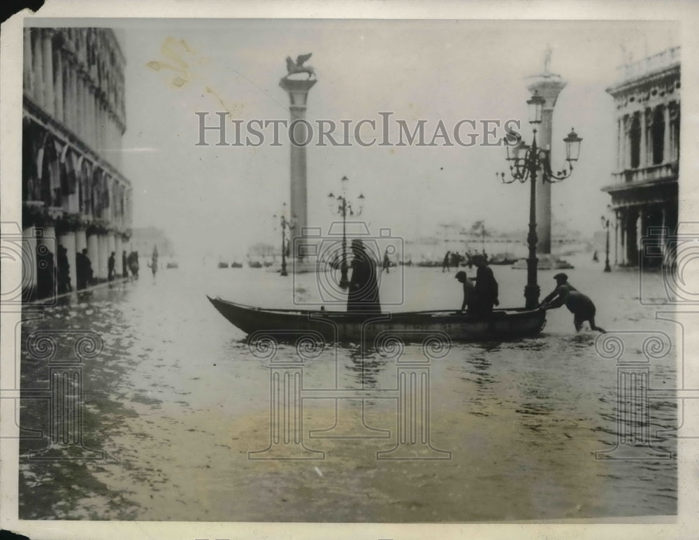 1928 Venice St Mark&#39;s plaza flooded after Mount Etna eruption - Historic Images