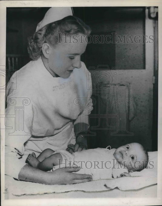1948 Press Photo Denver Colorado nurse Margaret Alexander & baby William Terrell - Historic Images