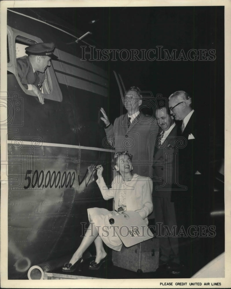 1948 Press Photo United Airlines Patricia Hall, Capt EL Hemlin, L Cuddeback - Historic Images