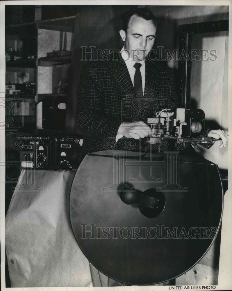 1955 Press Photo United Airlines engineer Robert Johnson inspects radar unit-Historic Images