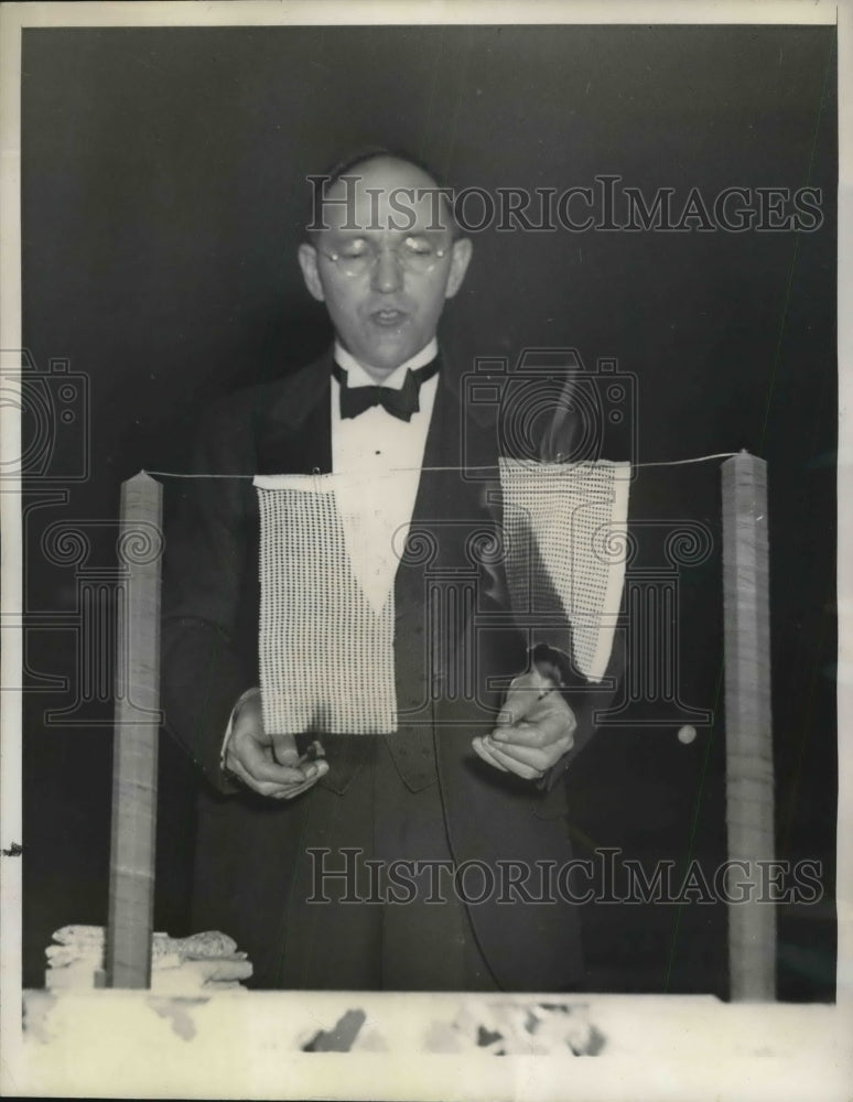 1937 Press Photo Dr Jesse Hunt at preview of Better Things For Better Living - Historic Images