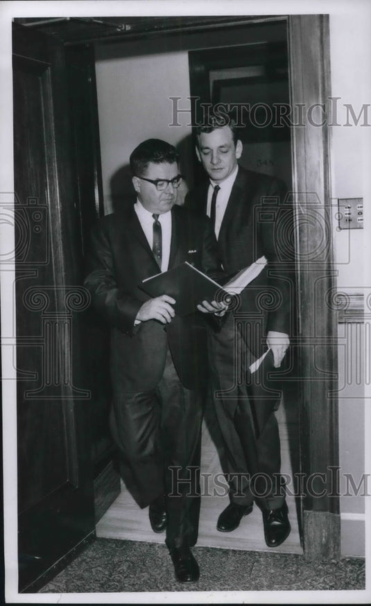 1957 Press Photo Thomas Hanton & Edward Draper at Cleveland Ohio-Historic Images