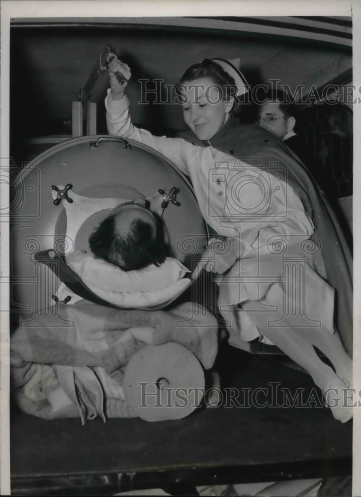 1938 Press Photo Nurse Vera Groves &amp; Sydney Throckmorton in an iron lung - Historic Images