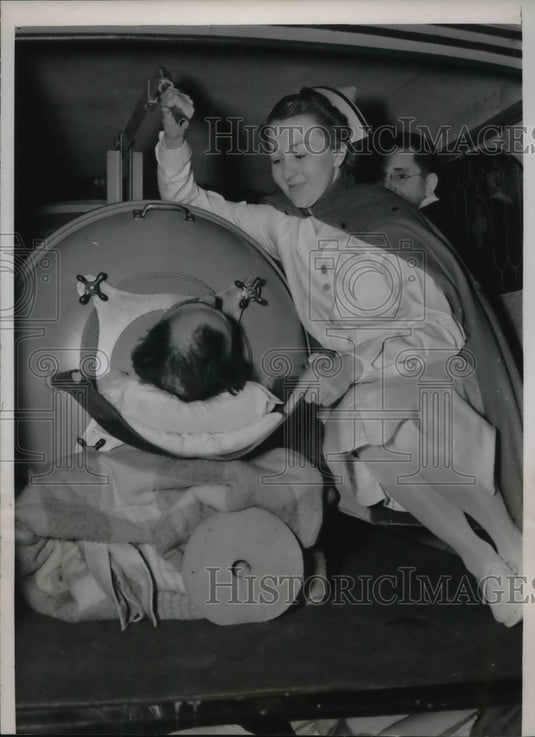 1938 Press Photo Nurse Vera Groves & Sydney Throckmorton in an iron lung - Historic Images
