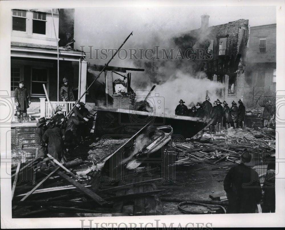 1945 Press Photo Homes destroyed by Fire in a Philadelphia residential Area - Historic Images