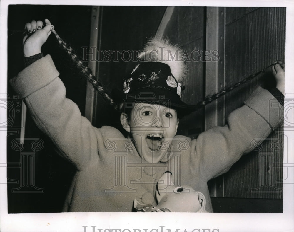 1955 Press Photo Suzanne Stephens arrives in US from Germany - Historic Images